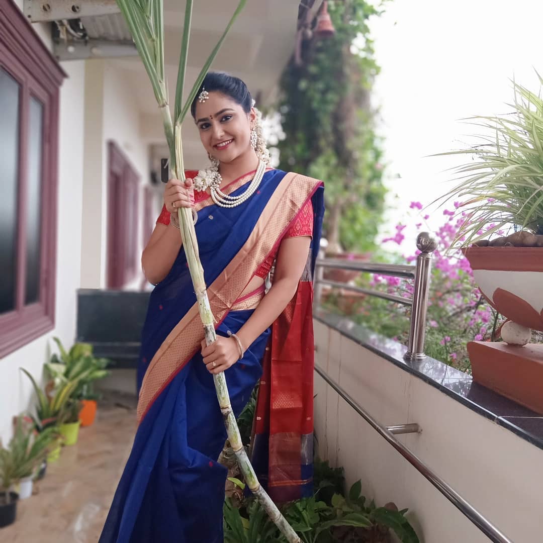 Zee Telugu Tv Anchor Kasi Annapurna Images In Navy Blue Saree